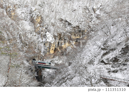雪景色の鳴子峡(陸羽東線) 雪景色の鳴子峡(陸羽東線) 111351310