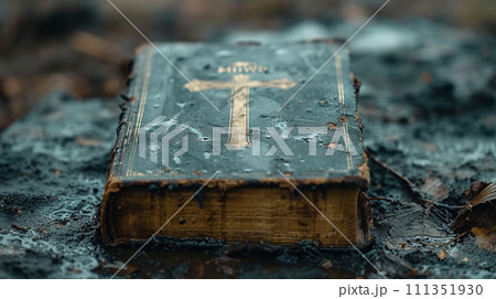 年代物の聖書と十字架