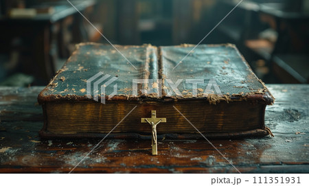 年代物の聖書と十字架