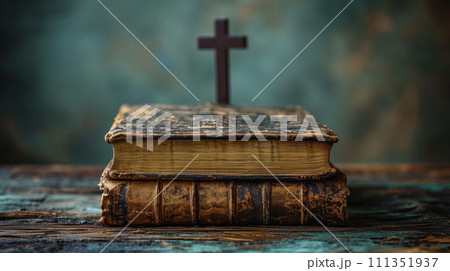 年代物の聖書と十字架