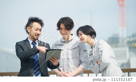 建設現場で働く人々 111352187