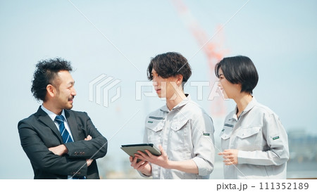 建設現場で働く人々 建設現場で働く人々 111352189