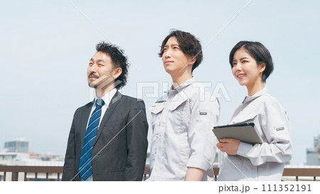 建設現場で働く人々 建設現場で働く人々 111352191