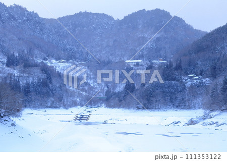 冬のダム湖（御岳湖　長野県 木曽町） 111353122