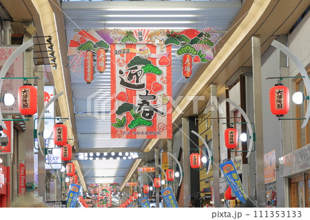 お正月の飾り付けがされた商店街（大須商店街、万松寺通　名古屋市 中区） 111353133
