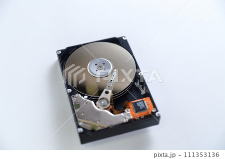 分解されたハードディスクドライブ（HDD）の中身 111353136