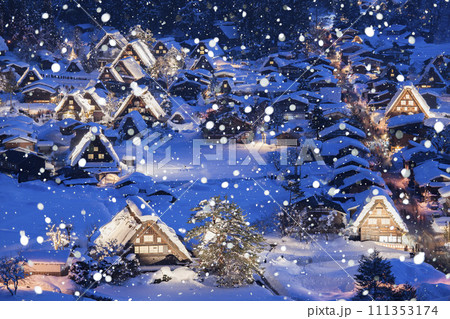 冬の白川郷のライトアップ 111353174