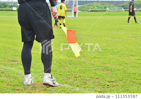 少年サッカーの審判（フラッグを持つ副審） 111353597