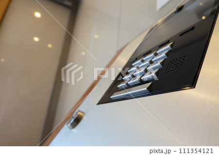 マンションエントランスのインターホン 111354121