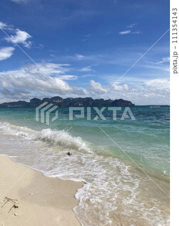 真っ青の空と白い砂浜のビーチ 真っ青の空と白い砂浜のビーチ 111354143