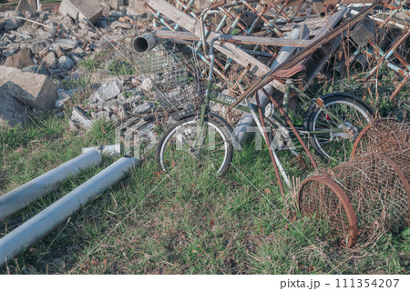 不法投棄 捨てられた自転車とゴミの山 不法投棄 捨てられた自転車とゴミの山 111354207
