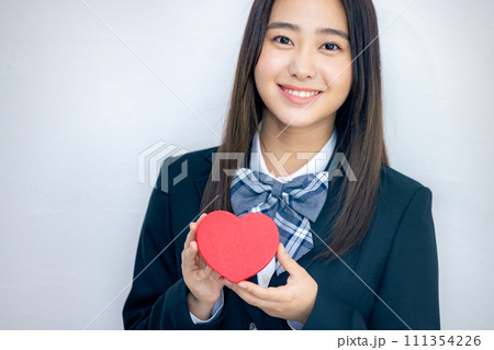 ハートを持つ女子高生 ハートを持つ女子高生 111354226
