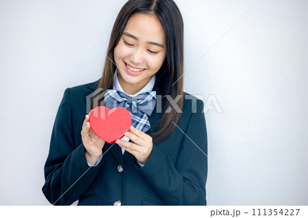 ハートを持つ女子高生 111354227