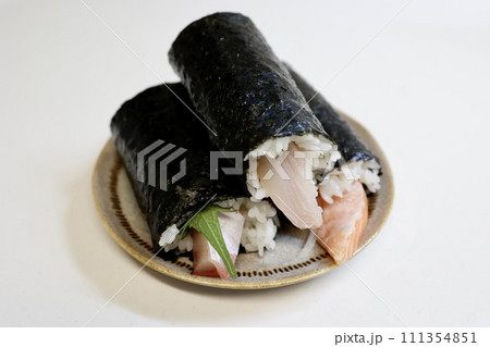 3本の恵方巻き（サーモン、ブリ、タイ） 111354851