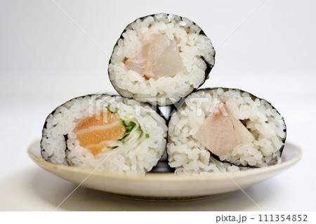 3本の恵方巻き（サーモン、ブリ、タイ） 111354852