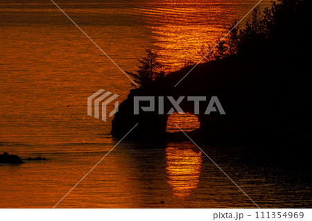 夕日の名所で海に沈む美しい夕日 111354969