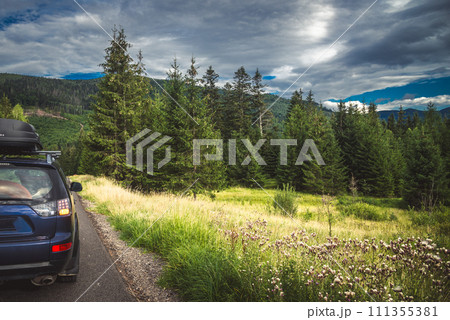 car for traveling with a mountain road 111355381