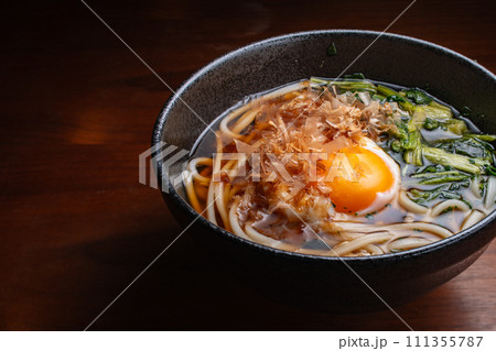 温玉月見うどん　ほうれん草　鰹節　俯瞰 111355787
