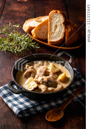 話題のジョージア料理　シュクメルリ 111355845