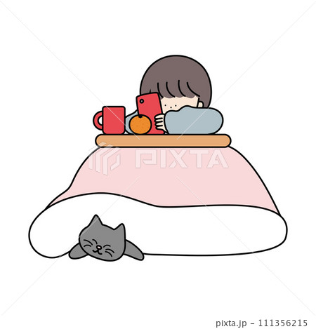 こたつでくつろぐ猫とスマホする女の子 111356215