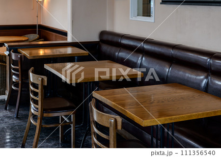 おしゃれなカフェ・レストランの店内、アンティークのソファとテーブル席 おしゃれなカフェ・レストランの店内、アンティークのソファとテーブル席 111356540