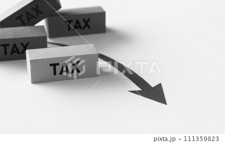 TAXと下降矢印　手取り額　減少　税金 111359823