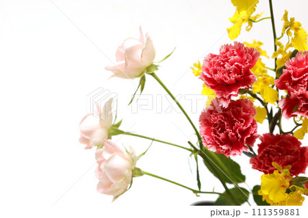 白背景の薔薇,オンシジウムとカーネーションの花束 111359881