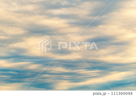 まだらに青空を覆う雲の背景 暖色寒色強調 明るめ まだらに青空を覆う雲の背景 暖色寒色強調 明るめ 111360098