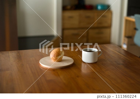 おやつのパンとホットコーヒー 111360224