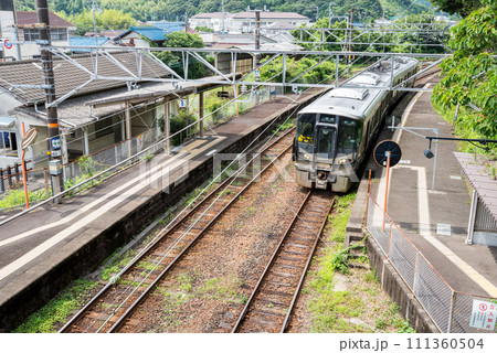 【紀勢本線】宇久井駅に停車する普通列車 111360504