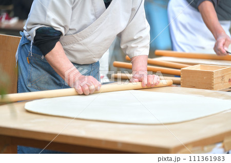 手打ち蕎麦　縁日に出店のそば職人の手元 111361983
