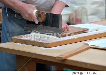 手打ち蕎麦　縁日に出店のそば職人の手元 111361986