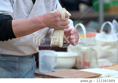 手打ち蕎麦　縁日に出店のそば職人の手元 111361989