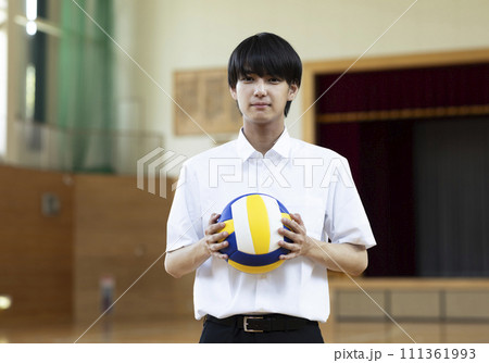 バレーボールを持つ高校生 111361993