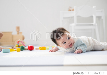 うつ伏せの0歳の赤ちゃん 乳幼児 111362192