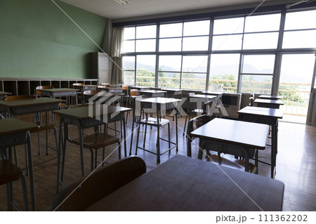 誰もいない学校の教室 111362202