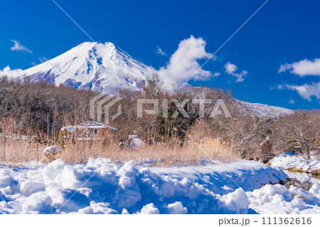 （山梨県）降雪した忍野・新名庄川と富士山 111362616