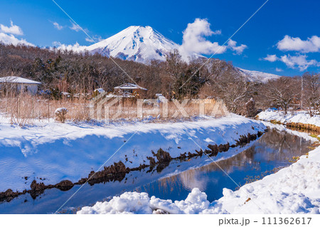 (山梨県)降雪した忍野・新名庄川と富士山 (山梨県)降雪した忍野・新名庄川と富士山 111362617