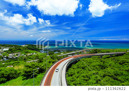 夏の沖縄 南城市 ニライカナイ橋ドライブ 111362622