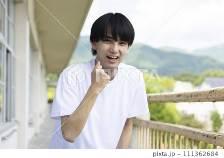 気合いを入れる入れる男子高校生 111362684