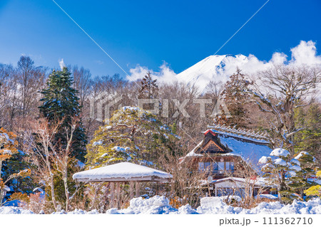 （山梨県）降雪した忍野・ますの家と富士山 111362710