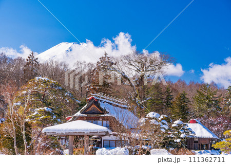 （山梨県）降雪した忍野・ますの家と富士山 111362711