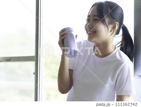 水筒を持つ女子高校生 水筒を持つ女子高校生 111362742