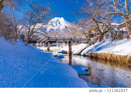 （山梨県）忍野の新名庄川と富士山・雪景色 111362837