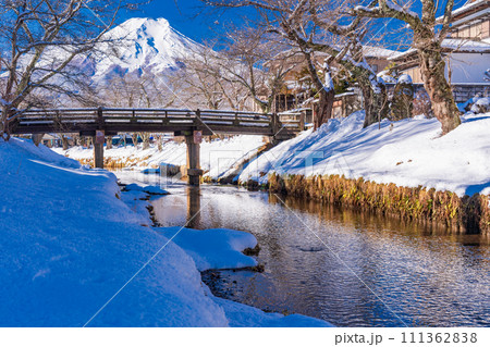 (山梨県)忍野の新名庄川と富士山・雪景色 (山梨県)忍野の新名庄川と富士山・雪景色 111362838