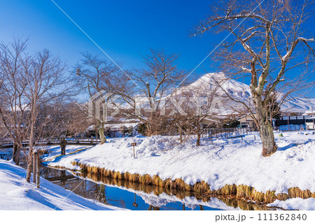 (山梨県)忍野の新名庄川と富士山・雪景色 (山梨県)忍野の新名庄川と富士山・雪景色 111362840