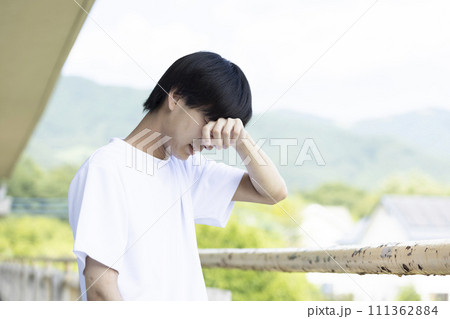 悲しみに暮れる男子高校生 111362884
