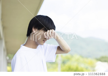 悲しみに暮れる男子高校生 悲しみに暮れる男子高校生 111362888