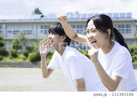 体育着で応援する学生 111363106