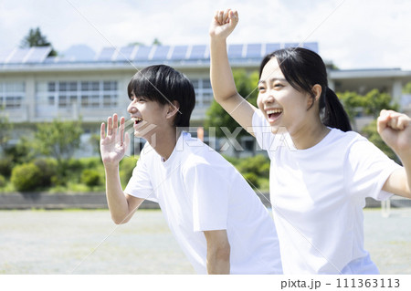 体育着で応援する学生 体育着で応援する学生 111363113